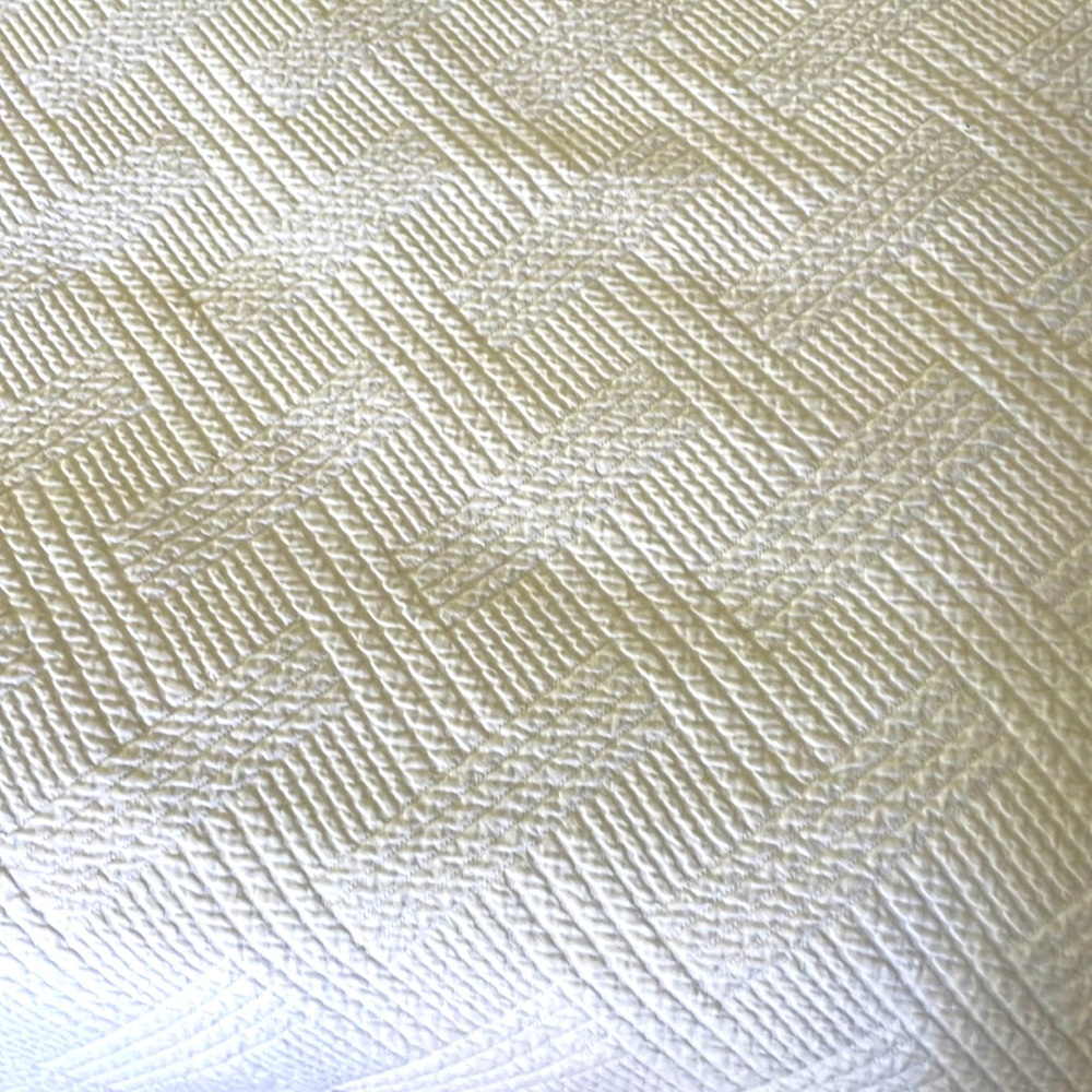 Queen size white matelasse quilt with 2 matching shams